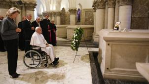 <p>Während seines Belgien-Besuchs würdigte Papst Franziskus den verstorbenen Monarchen und besuchte dessen Grab.</p>