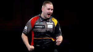 <p>Dimitri Van den Bergh steht als einziger Belgier in der dritten Runde der Darts-WM.</p>