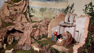 <p>Das Team der Krippenbauer hat die Anlage in der Pfarrkirche St. Katharina komplett neu gestaltet. Besucher können in einem Heft ihre Eindrücke und Wünsche hinterlassen.</p>