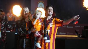 <p>Dries Mertens - hier mit seinem Sohn Ciro und seiner Frau „Kat“ Kerkhofs zu sehen - hat noch einige Pläne.</p>