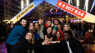 <p>Joris Brys, Sander Gillis, Eva De Roo, Maureen Vanherberghen, Thomas De Smet, Niels Destadsbader, Manu Van Acker, Fien Germijns, Dries Lenaerts, Kawtar Ehlalouch,Dara Oguntubi, Zita Wauters und Francisco Schuster bei der Abschlussveranstaltungvon „De Warmste Week 2024 in Brügge</p>