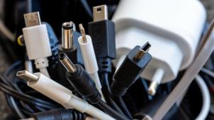 <p>Schluss mit Kabelsalat: Ab heute müssen kleinere Elektrogeräte mit USB-C ausgestattet sein.</p>