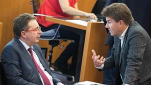 <p>Der scheidende Brüsseler Ministerpräsident Rudi Vervoort (PS, links) im Gespärch mit Sven Gatz (Open VLD, rechts)</p>