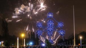 <p>Rund 50.000 Besucher sahen sich das Feuerwerk am Brüsseler Wahrzeichen Atomium an.</p>