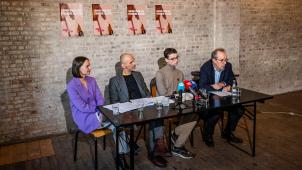 <p>Erik Van Espen (2.v.l.), der Vater von Julie, und ihr Brurder Andreas (2.v.r.) – flankiert von den Anwälten Anwältin Tinne De Meyer (ganz rechts) und Stijn Verbist (ganz links) – bei einer Pressekonferenz</p>