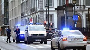 <p>Ein Großaufgebot in der Rue de la Loi: Polizeibeamte haben vor dem Amtssitz des Premiers Stellung bezogen.</p>