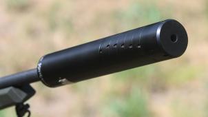 <p>Ein Schalldämpfer ist auf einem Jagdgewehr aufgeschraubt, so dass der Mündungsknall und damit der Lärm für die Umgebung deutlich reduziert werden.</p>