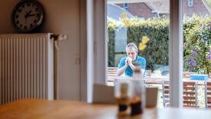 <p>Die Bewältigung der Alzheimer-Krankheit ist eine gesamtgesellschaftliche Aufgabe. Es geht nicht nur darum, die medizinische Versorgung zu verbessern, sondern auch darum, die Lebensqualität der Patienten und ihrer Angehörigen nachhaltig zu steigern.</p>