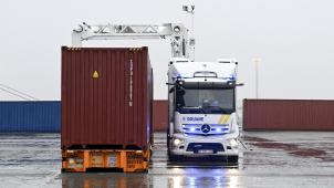 <p>Ein mobiler Scanner des Zolls durchleuchtet einen Container im Antwerpener Hafen.</p>