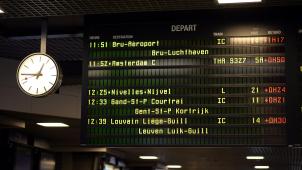 <p>Anzeigetafel mit verspäteten Zügen im Brüsseler Südbahnhof</p>