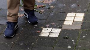 <p>Die Stolpersteine sind ein Projekt des Künstlers Gunter Demnig, das im Jahr 1992 begann. Mit im Boden verlegten kleinen Gedenktafeln soll an das Schicksal der Menschen erinnert werden, die in der Zeit des Nationalsozialismus verfolgt, ermordet, deportiert, vertrieben oder in den Suizid getrieben wurden.</p>