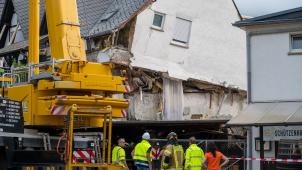 <p>Ein Lkw-Kran steht an einem teilweise eingestürzten Hotel. Bei der Rettungsaktion aus den Trümmern mussten die Einsatzkräfte vorsichtig vorgehen, um sich nicht selbst in Gefahr zu bringen.</p>