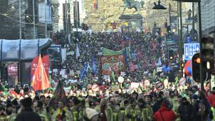 <p>Der beeindruckende Protestzug durch Brüssel, angeführt von Feuerwehrleuten.</p>
