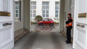 <p>Toreinfahrt zum Sitz des Kammerpräsidenten, in dessen Räumlichkeiten die Arizona-Parteien verhandeln.</p>