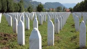 <p>Gräberfeld in der Völkermord-Gedenkstätte in Srebrenica (Bosnien-Herzegowina).</p>