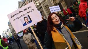 <p>Eine Teilnehmerin an der Brüsseler Kundgegung vom 13. Januar fordert De Wever auf „zurückzurudern“.</p>