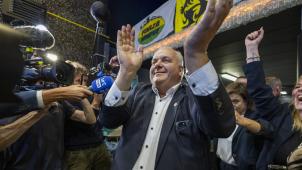<p>Guy D’haeseleer feiert am Abend des 13. Oktober seinen Wahlsieg.</p>