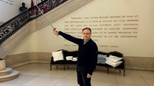 <p>„Säbelrasseln“ in der Militärakademie. Offensichtlich musste Bart De Wever noch einige dicke Knoten durchschlagen.</p>