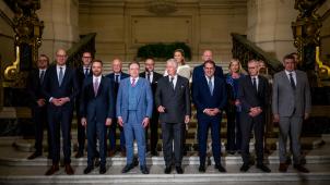 <p>Die neue belgische Bundesregierung unter Premier Bart De Wever ist nicht nur männlich dominiert, sondern weist auch eine auffällige regionale Schieflage auf.</p>