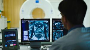 <p>KI ermöglicht es beispielsweise, in der Radiologie frühzeitig Anomalien zu entdecken, die dem menschlichen Auge verborgen bleiben.</p>