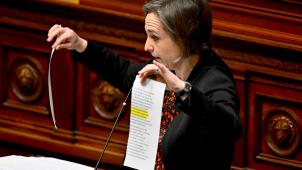 <p>Barbara Pas (Vlaams Belang) zerreißt N-VA-Statuten.</p>