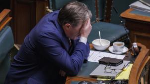 <p>Kaffee, Suppe und sein Adler helfen nicht: Premierminister Bart De Wever ist erschöpft.</p>