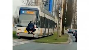 <p>Beim „Tramsurfen“ klammern sich Personen an das Heck eines fahrenden Trams, meist ohne dass der Fahrer etwas bemerkt.</p>