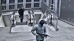 <p>Bilder einer Überwachungskamera zeigen die mit Kalaschnikows bewaffneten Männer am Eingang der Brüsseler Metrostation Clemenceau.</p>