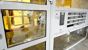 <p>Kugeleinschläge in der Eingangshalle eines Wohnblocks im berüchtigten Viertel Peterbos, wo eine Person getötet wurde. Möglicherweise waren die ersten Schüsse dieser Woche eine Warnung: Gebt unsere Drogen zurück, oder es gibt Tote.</p>