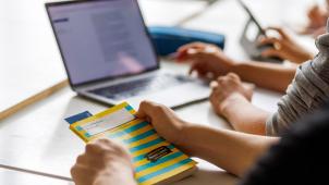<p>Schüler benutzen ein KI-Tool auf einem Laptop.</p>