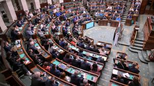 <p>Die Pensionen der föderalen Abgeordneten sollen grundlegend reformiert werden. Angesichts tiefgreifender Einschnitte für den Rest der Bevölkerung sei es nicht länger vertretbar gewesen, selbst untätig zu bleiben, so ihre Begründung.</p>