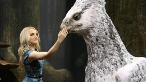 <p>Die irische Schauspielerin Evanna Lynch steht neben einer Nachbildung der Harry-Potter-Figur „Seidenschnabel“ bei der Warner Bros Studio Tour.</p>