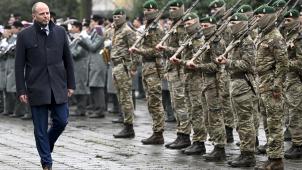 <p>Verteidigungsminister Theo Francken kehrt zurück zur alten Militärstruktur.</p>