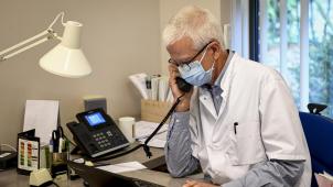 <p>Ab Samstag werden Hausärzte nicht mehr für telefonische Konsultationen entschädigt, weil die Rückerstattungskosten deutlich gestiegen sind. Die Mediziner machen allerdings gegen die Abschaffung mobil. Das zuständige Landesinstitut arbeitet an einem neuen Abrechnungssystem.</p>