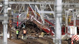 <p>Am 15. Februar 2010 stießen nahe dem Bahnhof Buizingen zwei Züge zusammen, weil einer der Lokführer ein rotes Signal überfahren hatte. Das Unglück gilt als eines der folgenschwersten in der belgischen Geschichte.</p>