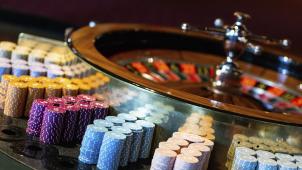 <p>Ein Spieltisch mit Chips für Roulette.</p>