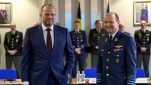 <p>Verteidigungsminister Theo Francken (l) und Verteidigungschef Frederik Vansina</p>