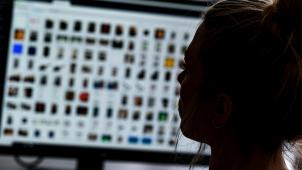 <p>Eine Polizistin bei Ermittlungen zu Kinderpornografie im Internet.</p>
