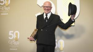 <p>Jacques Audiard posiert nach der Preisverleihung für den Film „Emilia Pérez“ während der 50. Verleihung der Cesar Awards in Paris.</p>