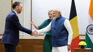 <p>In Begleitung von Prinzessin Astrid, die die Handelsmission leitet, wird Außenminister Maxime Prévot (l.) von Indiens Premierminister Narendra Modi begrüßt.</p>