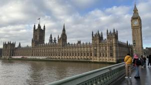 <p>Fußgänger gehen die Westminster Bridge vor dem britischen Parlament mit dem Elizabeth Tower und der bekannten Glocke Big Ben entlang.</p>