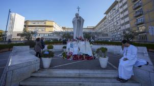<p>Ein Mann betet für Papst Franziskus vor der Poliklinik Agostino Gemelli, in der der Papst seit dem 14. Februar im Krankenhaus liegt.</p>