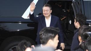 <p>Der abgesetzte südkoreanische Präsident Yoon Suk Yeol begrüßt seine Anhänger bei seiner Ankunft vor der Präsidentenresidenz.</p>