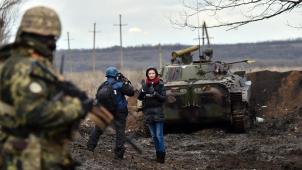 <p>Eine Fernsehjournalistin berichtet von der Front in der Ukraine.</p>