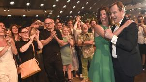 <p>Ein Schnappschuss aus dem Juli 2022: Bart De Wever und Valerie Van Peel ließen das Tanzbein bei einer Parteiveranstaltung in Mechelen schwingen.</p>