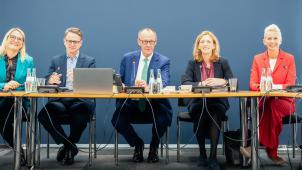 <p>Friedrich Merz, CDU-Kanzlerkandidat und CDU-Bundesvorsitzender, wartet zwischen (v.l.n.r.) Christina Stumpp, stellvertretende CDU-Generalsekretärin, Carsten Linnemann, CDU-Generalsekretär, Karin Prien CDU-Vize-Bundesvorsitzende und Silvia Breher CDU-Vize-Bundesvorsitzende auf den Beginn der Sitzung des CDU-Bundesvorstandes.</p>