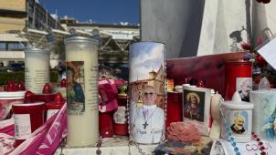<p>Kerzen stehen vor der Poliklinik Agostino Gemelli, wo Papst Franziskus seit Mitte Februar behandelt wird.</p>
