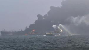 <p>Der Öltanker steht in der Nordsee nahe der britischen Küste in Flammen.</p>