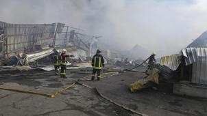 <p>Feuerwehrleute löschen in Odessa das Feuer nach einem russischen Drohnenangriff auf Lagerhäuser.</p>
