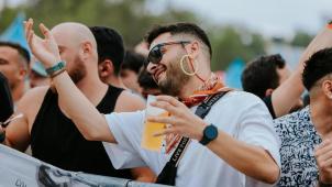 <p>Kein Einwegmüll mehr: Tomorrowland führt intelligente Pfandbecher ein.</p>